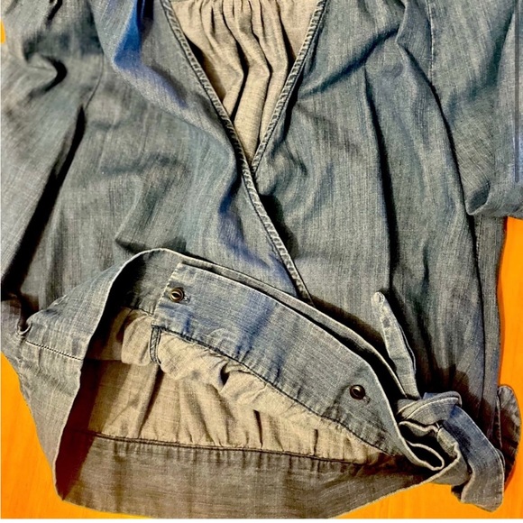 Madewell side tie wrap top. 3/4 sleeves, soft and secured with buttons. - Picture 2 of 4